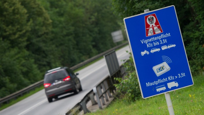 Reisen in den Süden: Zahlen, bitte: Hinweisschild zur Vignettenpflicht an einer Zufahrtstraße zur Autobahn bei Kufstein - die Kostenstruktur der Gebühren soll sich nun ändern. (Archivbild)