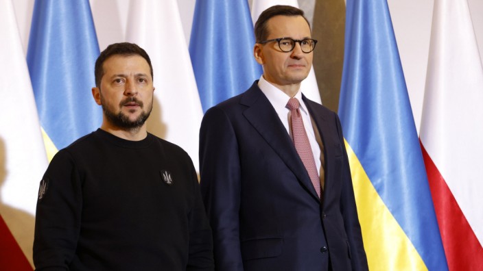 Waffenlieferungen an die Ukraine: Beobachter sprechen von "Teilzeitsolidarität": Polens Regierungschef Morawiecki (r.) bei einem Besuch des ukrainischen Präsidenten Selensikij in Warschau.