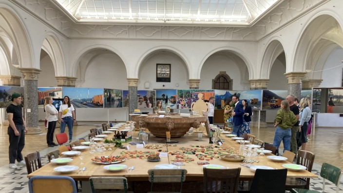 Kolumne "Das ist schön": Der Tisch ist gedeckt: Das Duo Empfangshalle lud zur Künstlerspeisung in die Rathausgalerie ein.