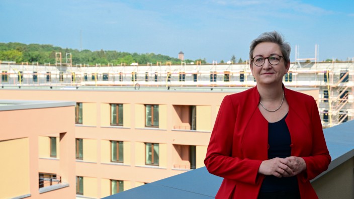 Krise am Wohnungsmarkt: Klara Geywitz (SPD), Bundesministerin für Bau und Wohnen, im Sommer des vergangenen Jahres bei einem Neubauprojekt in Potsdam.