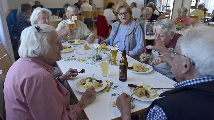 Unterhaching: Wichtiger Treffpunkt: Senioren beim gemeinsamen Mittagessen im Kubiz.