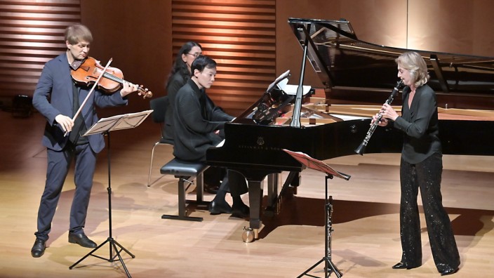 Konzert: Erlesenes Trio: Nils Mönkemeyer, William Youn und Sabine Meyer (von links) eröffnen die "Grünwalder Konzerte" nach der Sommerpause.