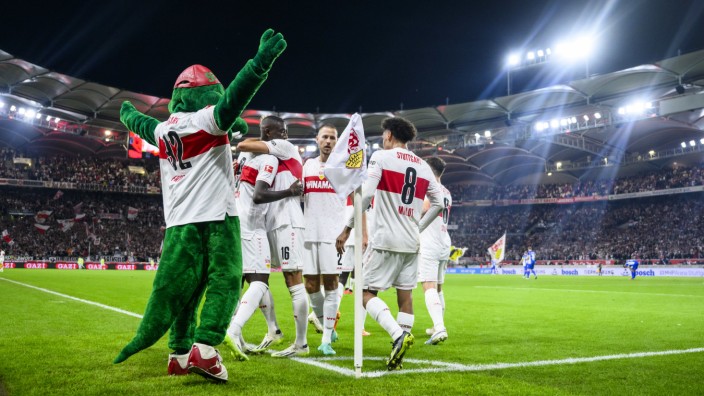 Bundesliga: Die Schwaben feiern und verbringen die Nacht an der Tabellenspitze der Bundesliga.