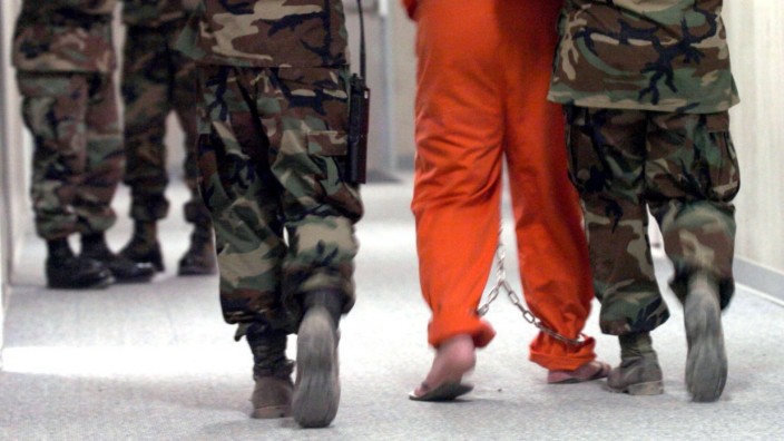 Mutmaßlicher 9/11-Drahtzieher: Ein Gefangener wird im berüchtigten Gefängnis Guantánamo zum Verhör gebracht (Archiv-Bild von 2014)