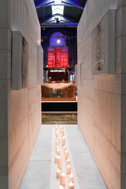 Kunst aus Gaißach: Brennende Kerzen vermittelten einen sakralen Eindruck im Atelier für moderne Kunst in Gaißach.