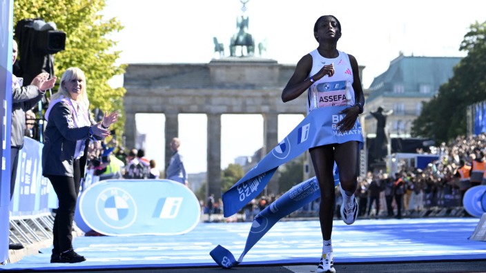 Marathon: Weltrekord: Nach zwei Stunden, elf Minuten und 53 Sekunden Marathon läuft Tigist Assefa am Sonntagvormittag im Ziel ein.