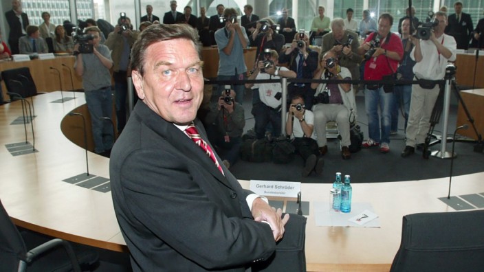 Prantls Blick: Der damalige Bundeskanzler Gerhard Schröder am 3. Juli 2003 vor seiner Aussage im sogenannten "Lügenausschuss".