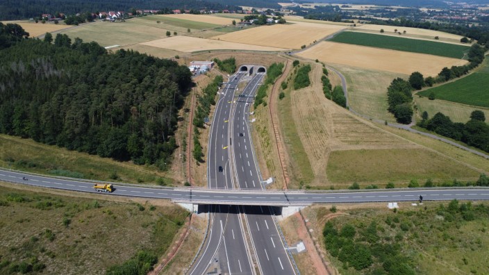 Planungsbeschleunigung: Für die schnellere Planung und Genehmigung von Bauvorhaben sollen die Umweltrechte massiv eingeschränkt werden. Das Bild zeigt die Autobahn A49 in Hessen, deren Ausbau höchst umstritten ist.