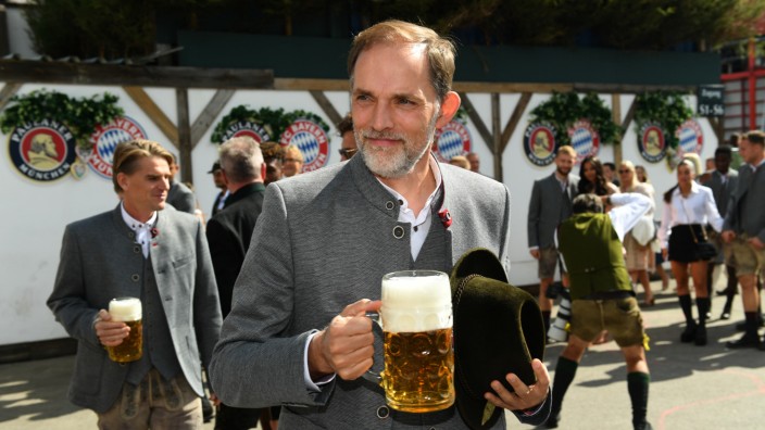 Historische Stilkritik: Das Bier in der Hand - Trainer Tuchel bei seiner Wiesn-Premiere