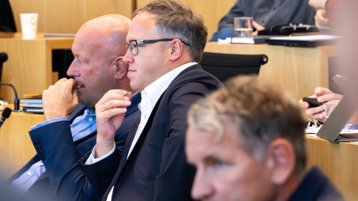 Brandmauer-Debatte: Wo beginnt Zusammenarbeit? Mario Voigt, CDU-Vorsitzender in Thüringen (Mitte), neben AfD-Chef Björn Höcke (vorne).