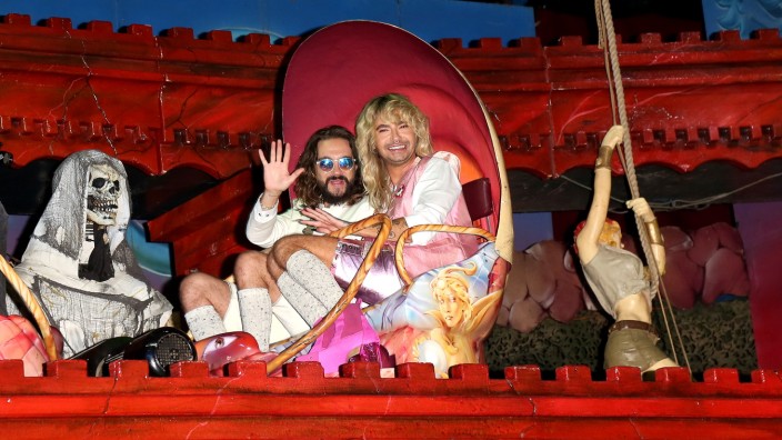 Promis auf dem Oktoberfest: Winke, winke: Tom Kaulitz (links) und Bruder Bill im Geisterpalast.