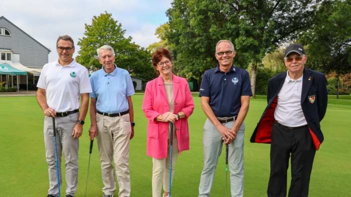 Jubiläum: Der Golfclub Eschenried sein feiert 40-jähriges Bestehen (v.l.n.r): Thomas Heitmeier, Hans-Dieter Kalscheuer, Sonja Thiele , Thomas und Josef Huber.