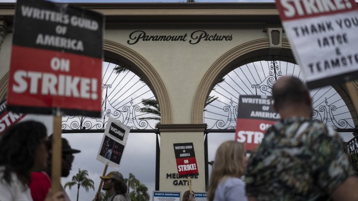 Streik in Hollywood: Mitglieder der US-Drehbuchgewerkschaft demonstrieren vor dem Eingang des Hollywoodstudios Paramount.