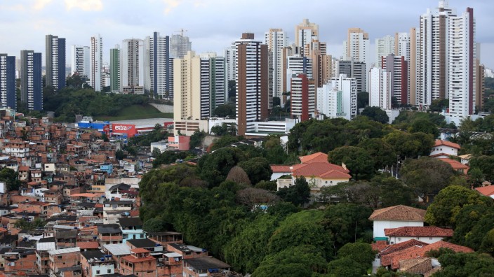 Umweltökonomie: Die einen leben dicht gedrängt, die anderen haben Platz, hier im Stadtviertel Botras in Salvador in Brasilien.