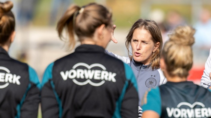 DFB: Britta Carlson (2.v.r.) beim Training mit den Nationalspielerinnen in Frankfurt.