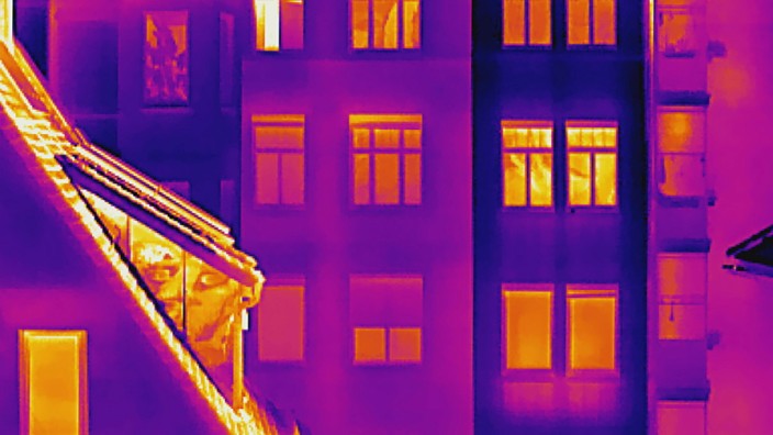 Wohnen und Heizen: Wärmebild einer Hausfassade