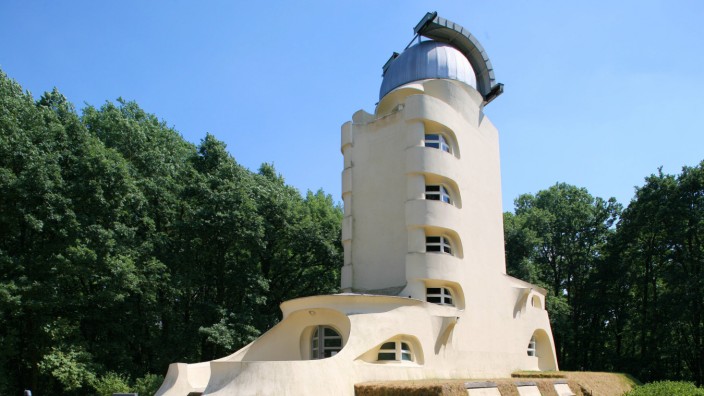 Einsteinturm: 2008, als dieses Bild entstand, hatte der Einsteinturm bereits sieben Sanierungen und Ausbesserungen hinter sich.