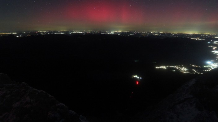Seltene Bilder: Die Webcam, die vom Zugspitzgipfel nach Norden gerichtet ist, hat in der Nacht auf Montag ein Polarlicht über Bayern aufgenommen.