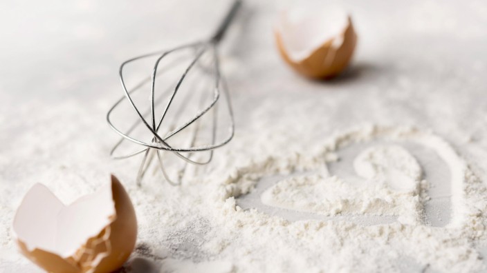 Nahaufnahme Backmehltisch *** Close-up Baking flour table Copyright: imageBROKER/OleksandrxLatkun ibxole09490266.jpg