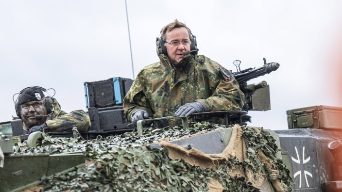 Verteidigung: Verteidigungsminister Pistorius unterwegs in einem Panzer. Dass die Soldaten mit anderen Nato-Einheiten kommunizieren können, wird immer wichtiger.