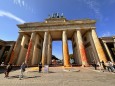 Aktivisten der "Letzten Generation" haben das Brandenburger Tor mit oranger Farbe besprüht