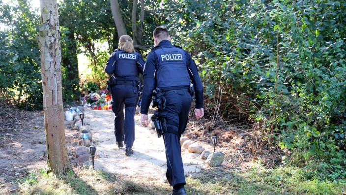 Mecklenburg-Vorpommern: Zwei Polizisten gehen zu der Stelle in unmittelbarer Nähe des Sees in Pragsdorf, wo der Sechsjährige gefunden wurde.