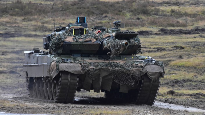 Rüstungsindustrie: Ein Leopard-Kampfpanzer auf einem Truppenübungsplatz in Nordrhein-Westfalen.