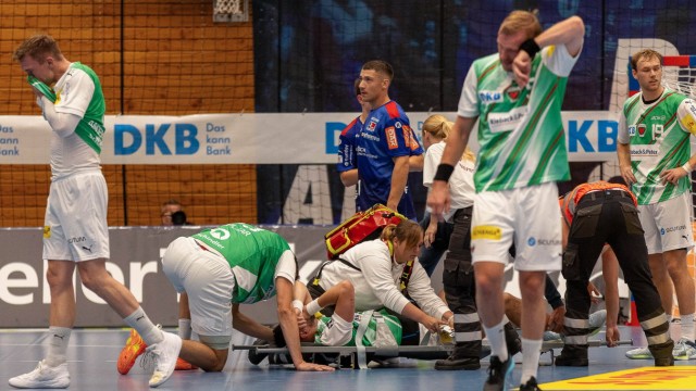 Handballer Fabian Wiede: Gleich wird Fabian Wiede aus der Balinger Handballhalle getragen. Er muss operiert werden und fällt lange aus.