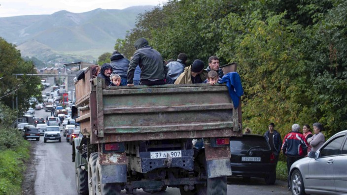 Aktuelles Lexikon: Ethnische Armenier aus Bergkarabach sitzen in einem Lastwagen auf dem Weg nach Goris in der Region Syunik.