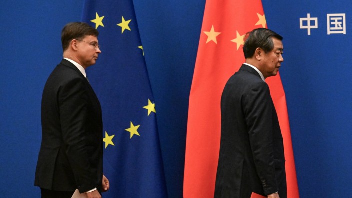Welthandel: EU-Handelskommissar Valdis Dombrovskis (links) und der chinesische Vizepremier He Lifeng in Peking. Von einer Annäherung war wenig zu spüren.