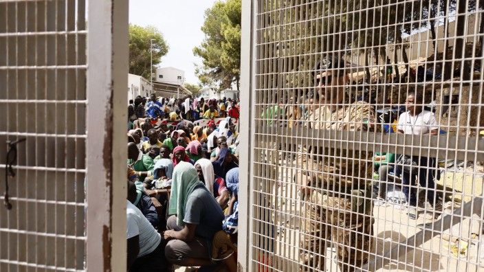 Migration: Italien, Lampedusa: Ein Armeeoffizier schließt das Tor eines Auffanglagers für Migranten.