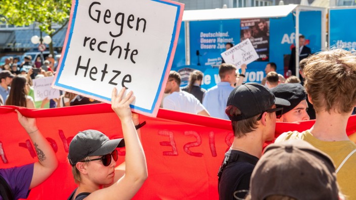 Max-Joseph-Platz: Im Juni protestierten Demonstranten in München gegen die AfD, als diese aus einer Drag-Queen-Lesung in München eine große Sache machte.