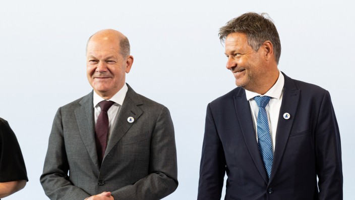Bundesregierung: Kanzler Olaf Scholz (SPD) und Vizekanzler Robert Habeck (Grüne, re.) sind miteinander nicht immer so glücklich, wie es auf diesem Bild den Anschein hat. Auch deshalb mehren sich Rufe nach einer großen Koalition.
