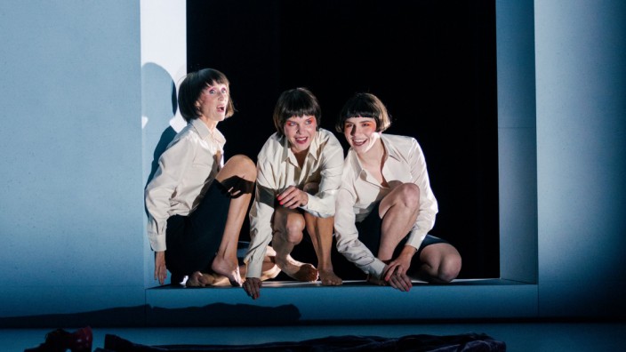 Schauspiel Frankfurt: Sie alle sind Mascha Kaléko in Anja Hillings Stück über die jüdische Dichterin (von links: Melanie Straub, Anna Kubin, Lotte Schubert).
