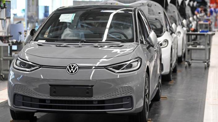 Automobilindustrie: Fast fertige Volkswagen ID.3 Elektroautos im Werk des deutschen Automobilherstellers Volkswagen in Zwickau.
