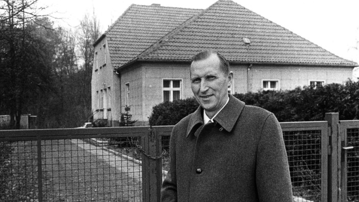 DDR: Uwe Holmer, der ehemalige Leiter der Hoffnungstaler Anstalten in Lobetal bei Berlin, vor seinem Wohnhaus, in dem zehn Wochen lang auch die Honeckers nächtigten.