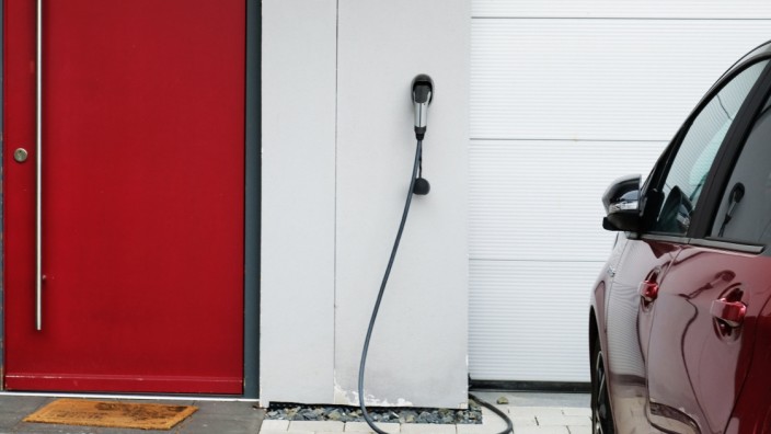 Energie: Das E-Auto bequem mit Solarstrom vom eigenen Dach laden finden offenbar viele Menschen eine reizvolle Idee.