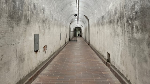 NS-Geschichte in Bayern: Der Bunker, der bei der alten Dokumentation nur als schummrig illuminierte Sackgasse zugänglich war, ist jetzt hell ausgeleuchtet.