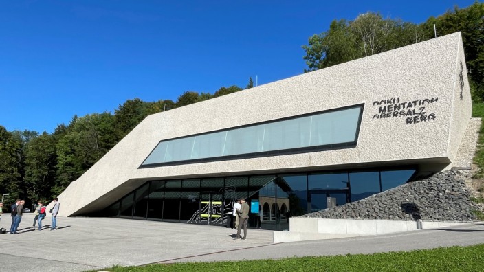 NS-Geschichte in Bayern: Das Gebäude am Obersalzberg ist wuchtig und dezidiert anti-idyllisch mit Sichtbeton und schmalen, dunklen Glasbändern.