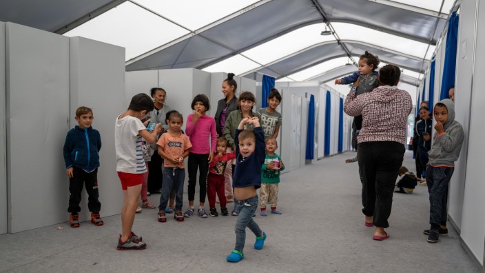 Asylbewerber: Kinder mit ihren Eltern aus der Ukraine in dem Zelt, das bereits auf dem Freizeitgelände in Mammendorf aufgestellt worden ist.