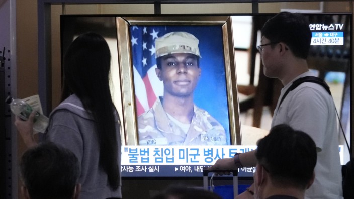 US-Soldat: Für schuldig befunden, "illegal eingedrungen" zu sein: Das Bild des US-Soldaten Travis King auf einem Bildschirm am Bahnhof von Seoul.