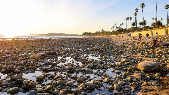 Kalifornien: Steine am Strand: Auch in Montecito, auf der nördlichen Seite der Santa Monica Bay, wo viele Promis leben, verschwindet der Sand.
