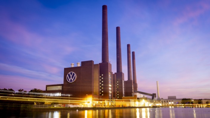 Volkswagen: Kraftwerk auf dem Gelände des Volkswagen-Stammwerks in Wolfsburg. Volkswagen hat nach eigenen Angaben die IT-Störung behoben, die die Produktion in mehreren Werken seit Mittwoch lahmgelegt hatte.