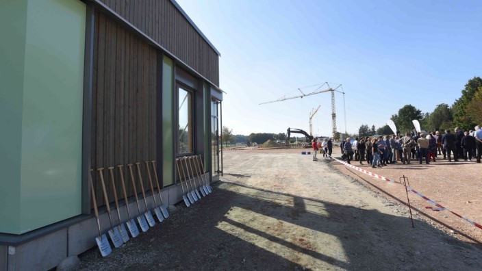 Bildung: Der Spatenstich für das fünfte Gymnasium im Landkreis Dachau in Röhrmoos ist im September erfolgt. Das Bauvorhaben ist nur eines von vielen, die der Landkreis finanziell stemmen muss.