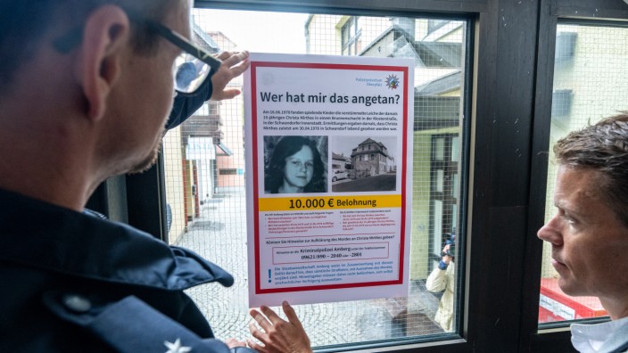 Schwandorf: Polizeibeamte kleben ein Plakat mit der Aufschrift "Wer hat mir das angetan?" an ein Fenster in Schwandorf. Am 16. Juni 1978 wurde die Leiche der 15-jährigen Christa Mirthes in einem Brunnenschacht in Schwandorf gefunden.