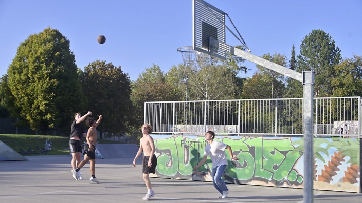 Pullach: Wo Jugendliche spielen und sporteln, ist was los - auch akustisch: Streetballplatz und Skatepark an der Margarethenstraße.