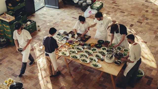 Sternegastronomie: Eine Speisekarte gibt es nicht, die 25 japanisch inspirierten Gänge kreiert das Team im Restaurant "Ernst" aus dem Tagesangebot heraus.