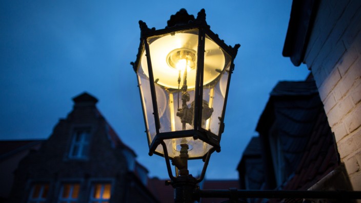 Nordrhein-Westfalen: Eine Gaslaterne beleuchtet eine Straße im Düsseldorfer Stadtteil Kaiserswerth. Die meisten dieser Lampen sollen verschwinden.