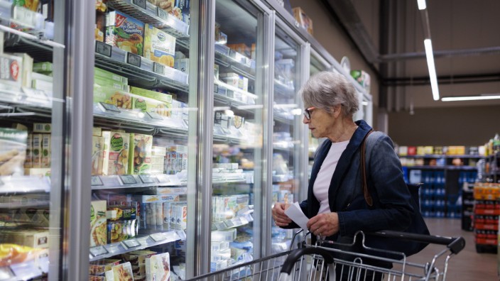Konjunktur: Eine Frau kauft im Supermarkt ein