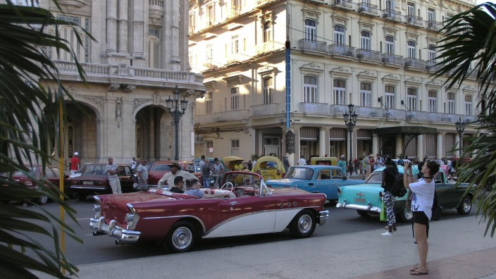Moosburger "Familienfest International": Koloniale Prachtbauten und alte "Ami-Schlitten". Diese Straßenszene in Havanna gehört zu einer Reihe von Fotos, die am Familienfest zu sehenden sein werden.